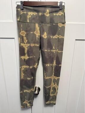 Varley Luna legging in golden green tie dye pattern size medium